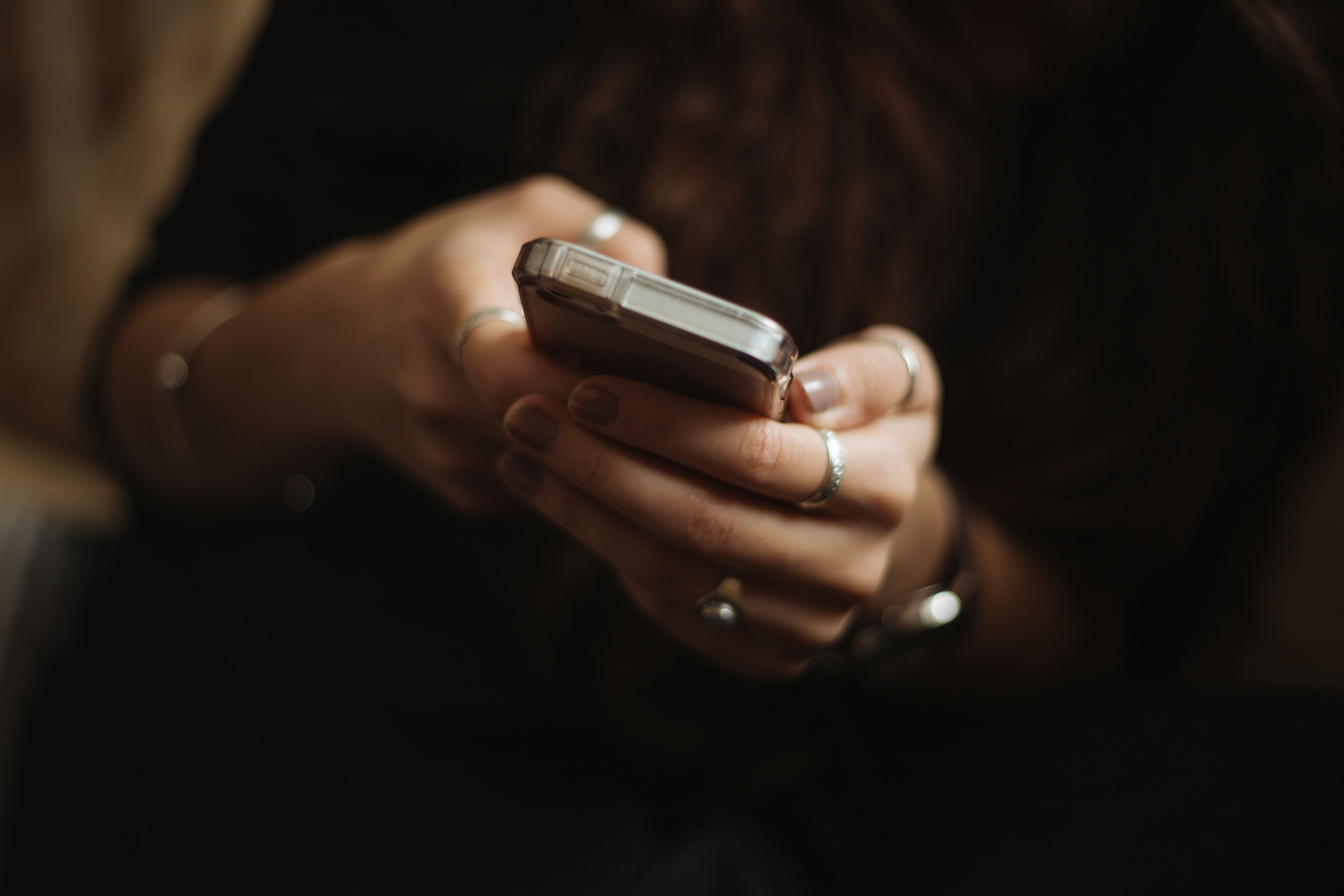 Personne tenant son portable entre les mains